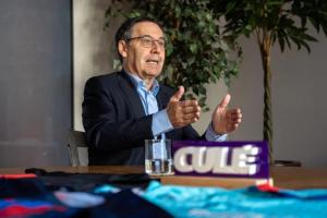 385637